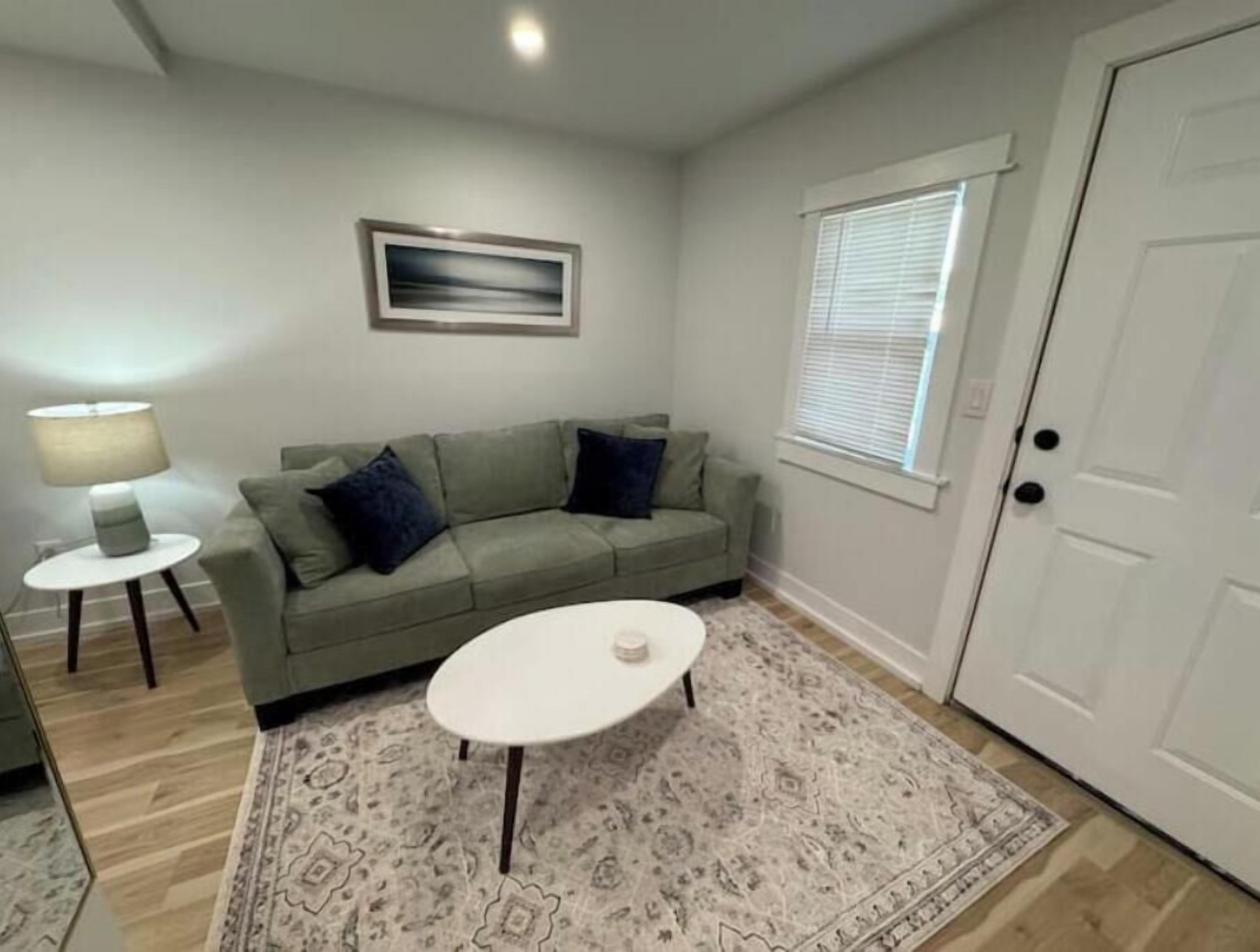 Stunning Top Floor 1 Bed + 1 Bath W/ Parking, W&d - Kansas City
