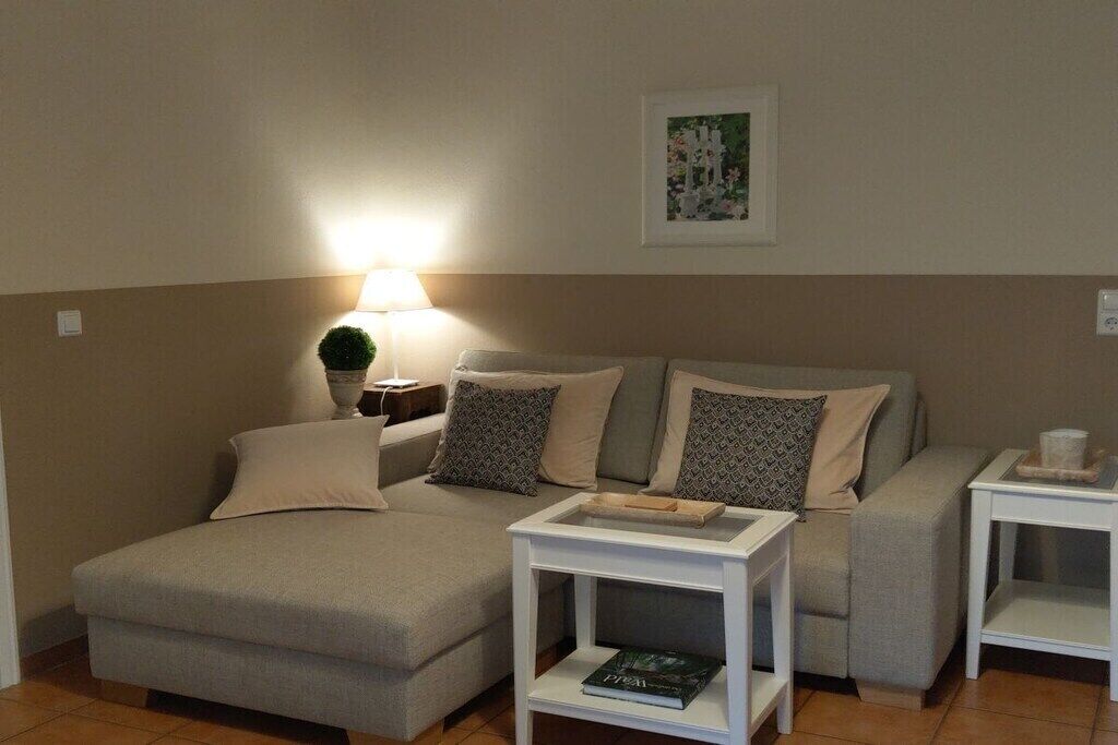 Una Smart TV, una chimenea, libros