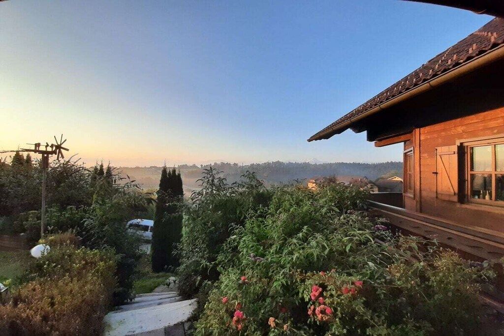 Una casa de madera con vistas a un paisaje lejano.