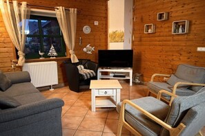 Smart-TV, peis, DVD-spiller og bøker