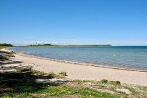 På stranden