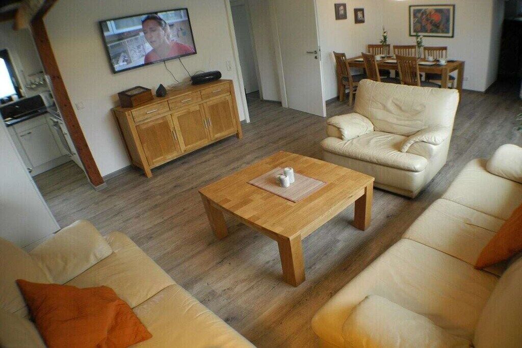 Smart TV, libros, estéreo