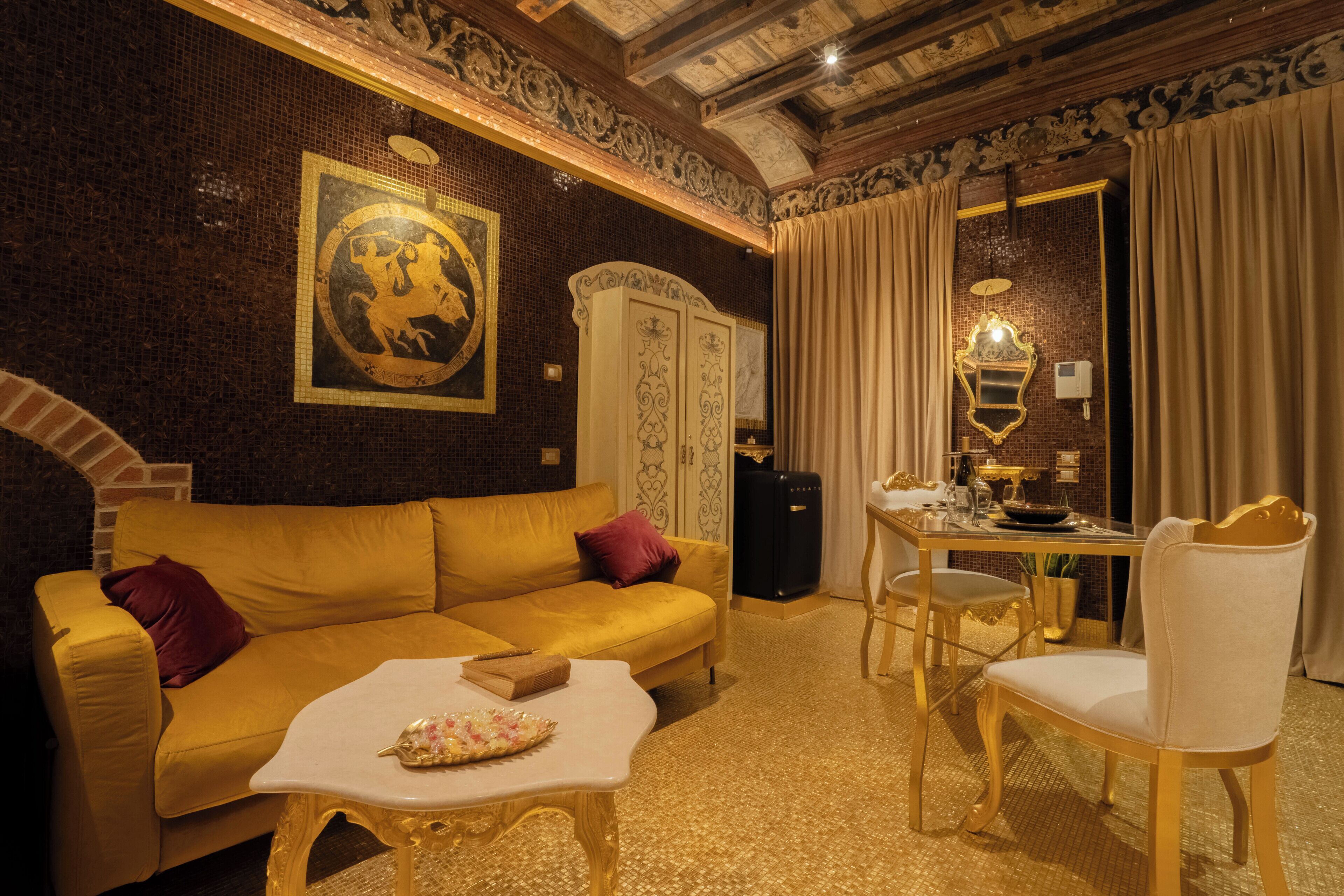 Une pièce comprenant un canapé, une table ornée d’un vase décoratif, un meuble et un coin repas avec une table et des chaises.
