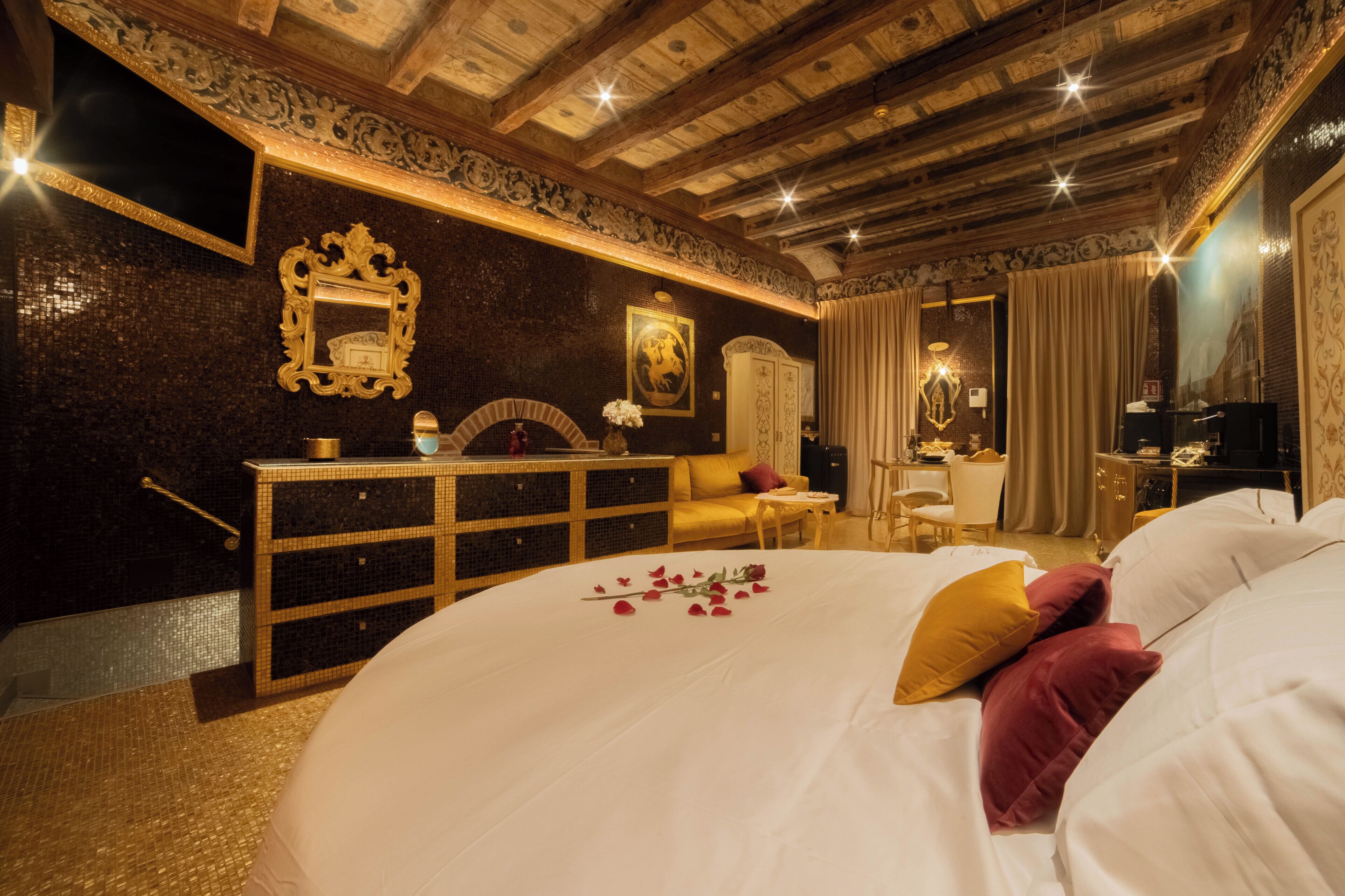 Une chambre à coucher luxueuse avec un grand lit, une commode et un miroir.