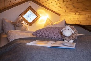 A cozy room with a bed, a window, and a stuffed animal. - directly on the lake in Sweden (Ulricehamn)