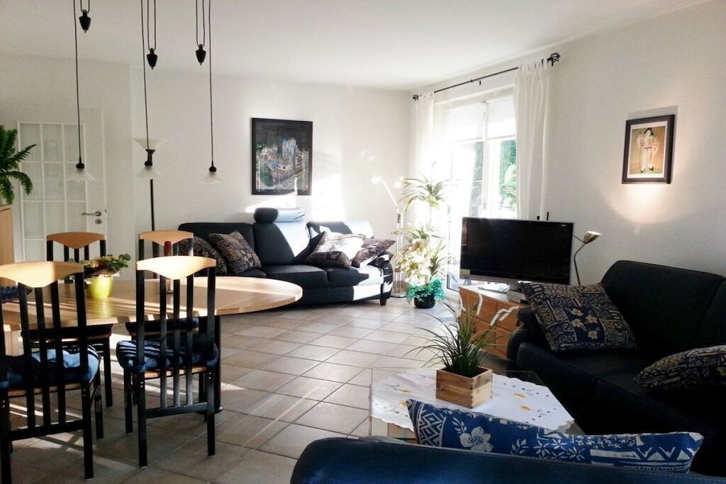Smart TV, DVD player, books, stereo