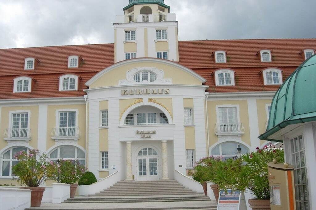 Un bâtiment dont l’entrée est marquée par une enseigne indiquant « KUBHAUS Restaurant & Bar ».