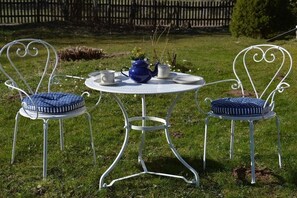 A round metal table with two chairs, each with a heart-shaped backrest and a polka-dotted cushion. - Holiday home with 2 bedrooms (Mariannelund)