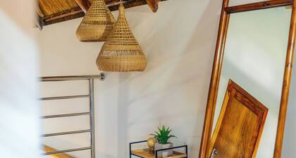 Beachside Villa - Pool, WiFi, AC & Kitchen