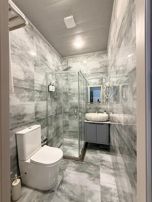 Phòng đôi phong cách cổ điển | Phòng tắm | Khăn tắm, xà phòng, dầu gội, giấy vệ sinh 