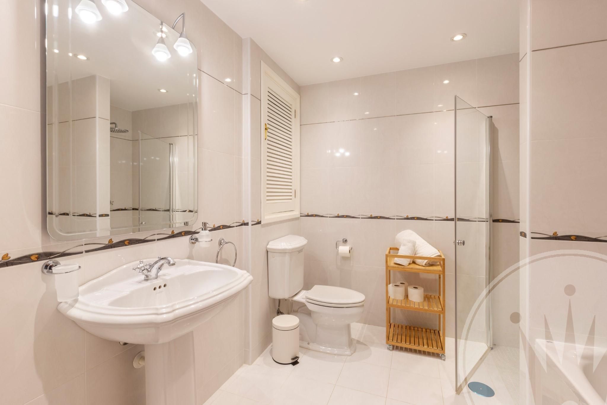 Ein modernes Badezimmer mit Waschbecken, Toilette und Dusche.