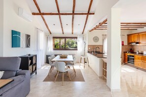 Un interior moderno con comedor, cocina y sala de estar.