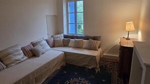 Standard Quadruple Room, Garden View | Living area - Bastide du Luberon (APT)