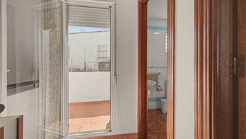 Un baño con lavamanos, inodoro y zona de ducha.
