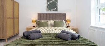 Stylish Winchester Apartment | Sleeps 4 | Free Parking | Walk to City Centre