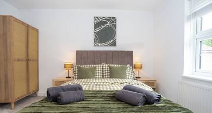 Stylish Winchester Apartment | Sleeps 4 | Free Parking | Walk to City Centre