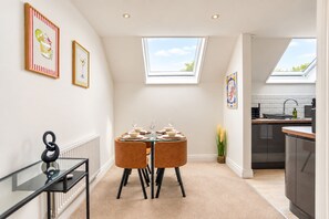 Una cocina compacta con comedor, tragaluces y vistas al exterior.