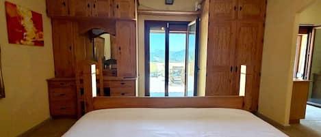 3 chambres, fer et planche à repasser, Wi-Fi, draps fournis