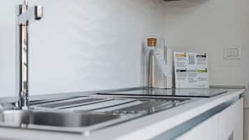 Wasserkocher mit Kaffee-/Teezubehör, Kühlschrank, Mikrowelle, Ofen