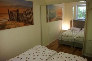 Una camera da letto con un letto, una finestra e un quadro appeso al muro.