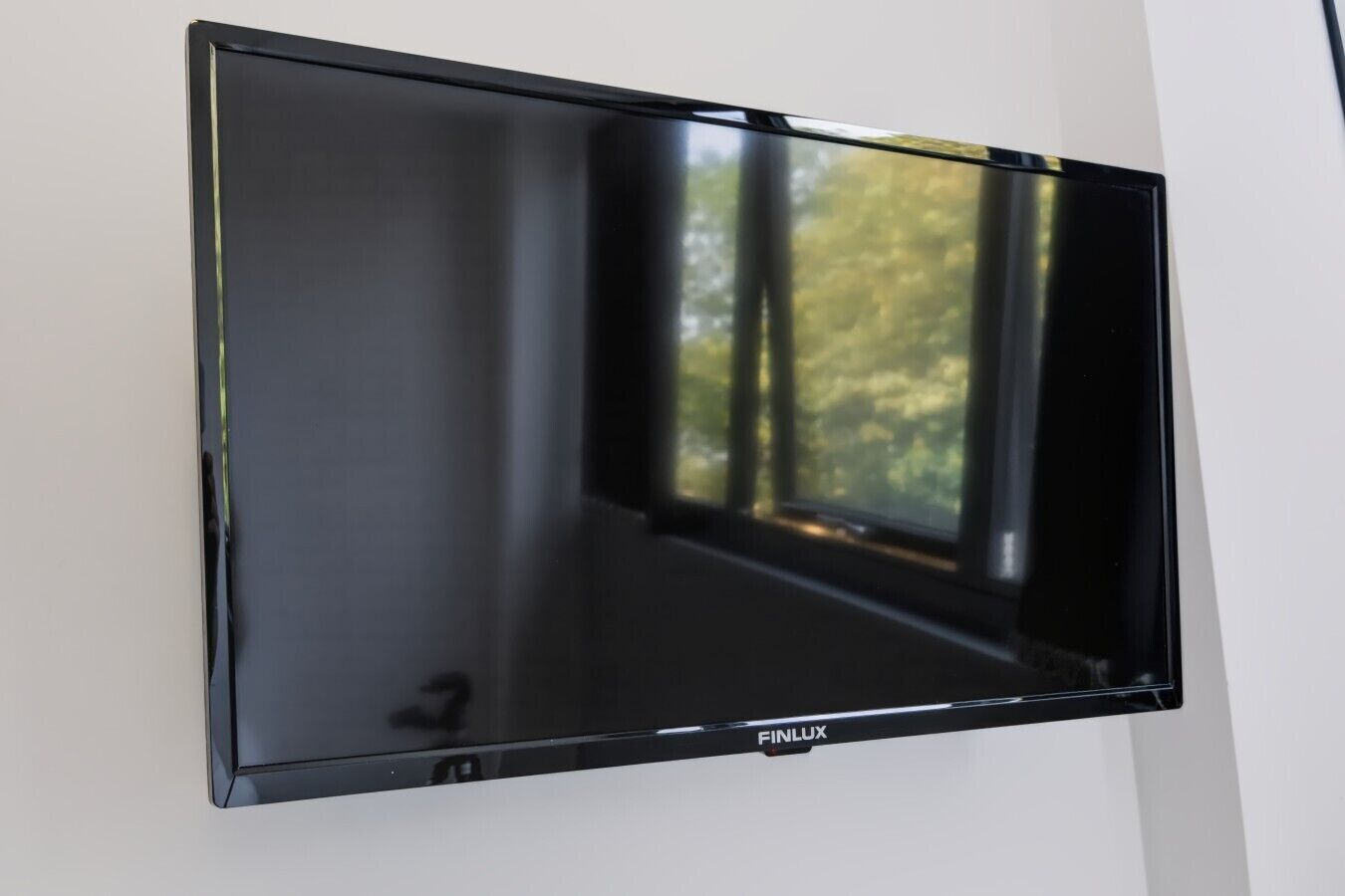 Ein Flachbildfernseher an der Wand befestigt.