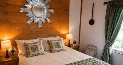 Cottage Sleeps 4 With Parking and Sea Views