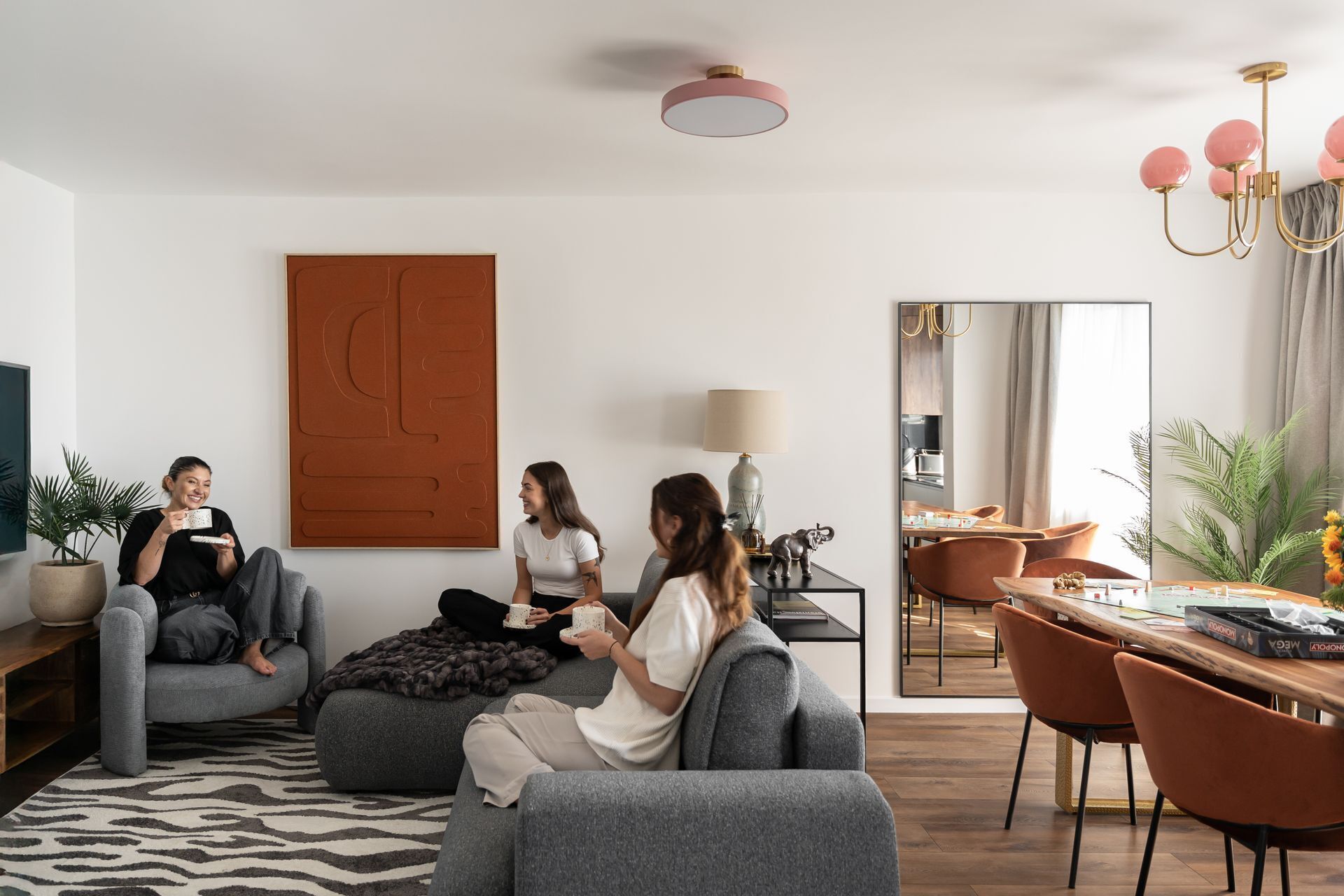 Una sala moderna con sofá, una mesa de centro y un comedor con sillas.