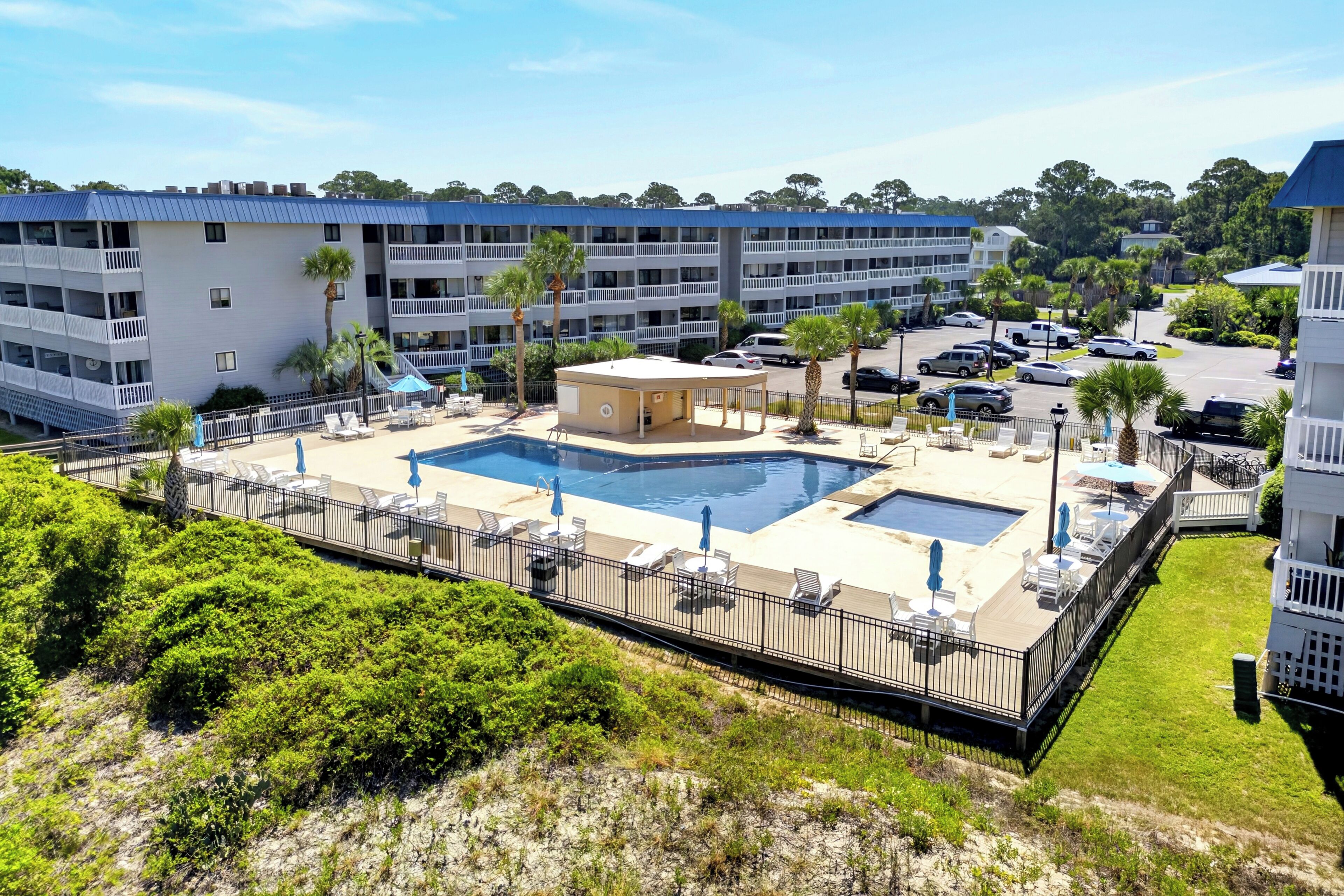 Un hôtel doté d’une piscine, de plusieurs balcons et d’un parking.