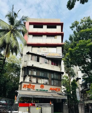 A multi-story building with a restaurant on the ground floor. - Hotel Comfort Castle (Mumbai)