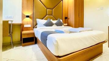Un dormitorio moderno con cama, mesitas de noche, cabecero de madera y ventilador de techo.