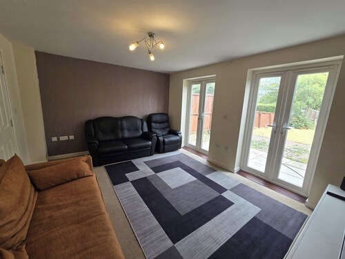 Shirebrook 2-bed Townhouse, With Free Parking, Ideal for Contractors and Families