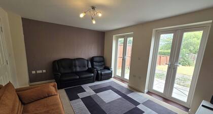 Shirebrook 2-bed Townhouse, With Free Parking, Ideal for Contractors and Families