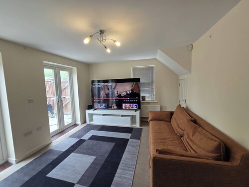 Shirebrook 2-bed Townhouse, With Free Parking, Ideal for Contractors and Families