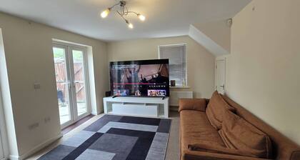 Shirebrook 2-bed Townhouse, With Free Parking, Ideal for Contractors and Families