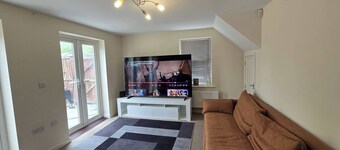 Shirebrook 2-bed Townhouse, Sleeps 6 With Garden