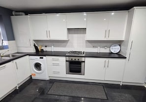 Unclassified image, 3 of 16, button - Shirebrook 2-bed Townhouse, With Free Parking, Ideal for Contractors and Families (Mansfield)
