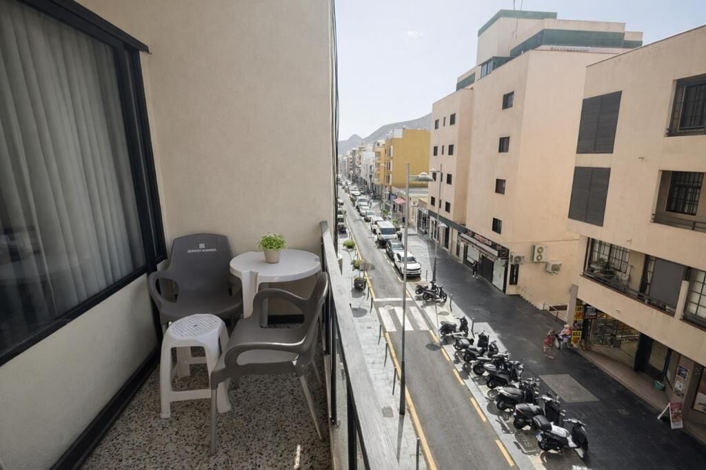 Departamento, balcón, vista a la ciudad | Restaurante al aire libre