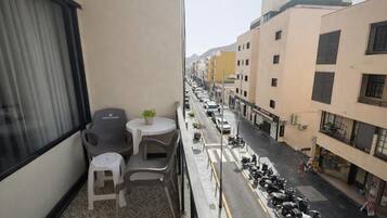 Departamento, balcón, vista a la ciudad | Restaurante al aire libre