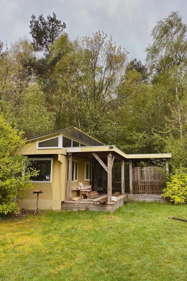 A single-story house with a covered porch and a fenced yard. - Camping Ont Moeten - Rumi by Interhome (Rekken)