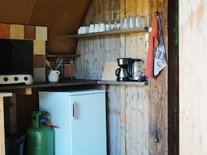 A compact kitchen with a microwave, a coffee maker, and a small refrigerator. - Camping Ont Moeten - Romney Lodge by Interhome (Rekken)