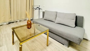 A living room with a sofa, a glass coffee table, and a lamp. - 3BR for 9 Near FAC Platz (Vienna)