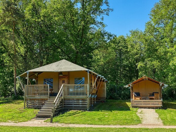 Two wooden cabins with porches, one with a staircase leading to the porch and the other with a simple ramp. - De Glamping - Combo Lodge | 5 p lodge + 2 p tent by Interhome (Zeewolde)