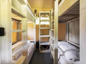 A narrow, enclosed room with bunk beds, a ladder, and a small window. - De Glamping - 2 1/2 family combo by Interhome (Zeewolde)