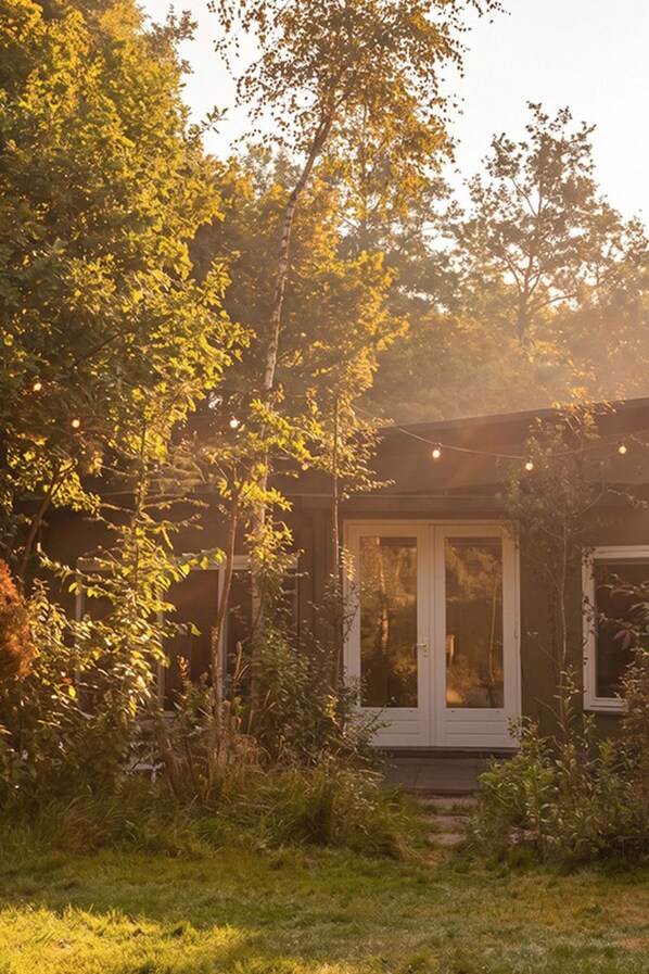 A house with a front door, surrounded by trees and grass. - Camping Ont Moeten - Hallertau by Interhome (Rekken)