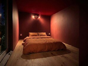 A bedroom with a bed, wooden flooring, and a window. - Camping Ont Moeten - Hallertau by Interhome (Rekken)