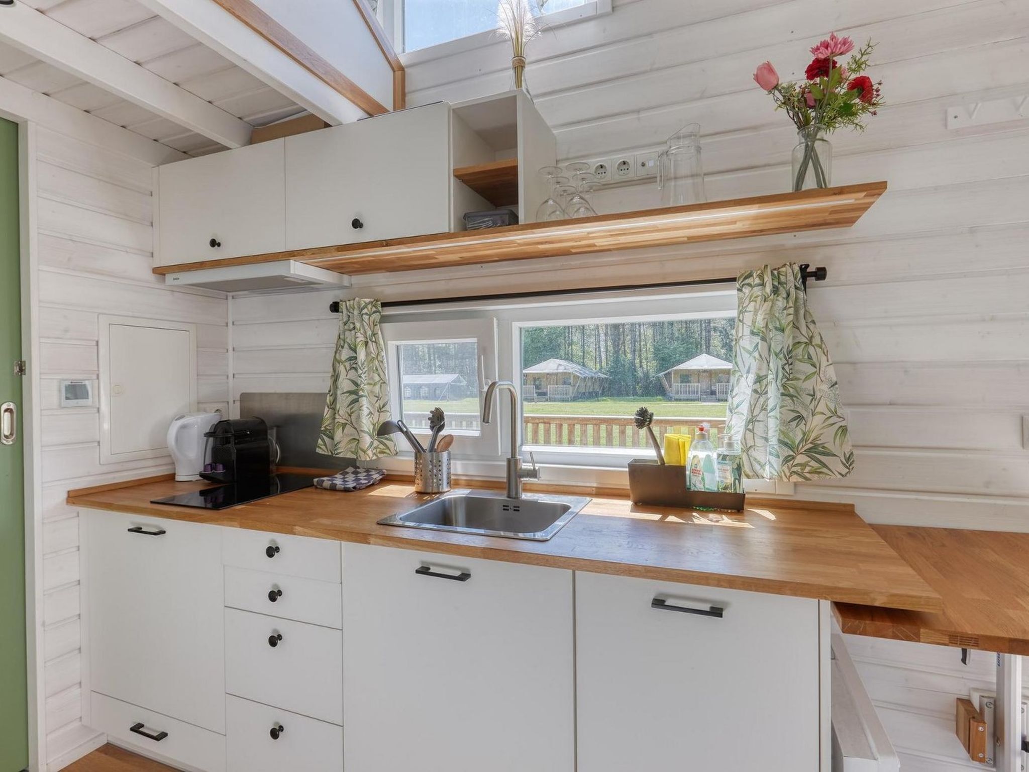Fridge, cookware/dishes/utensils