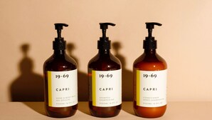 Drei Flaschen Duschgel, Shampoo und Conditioner von Capri.