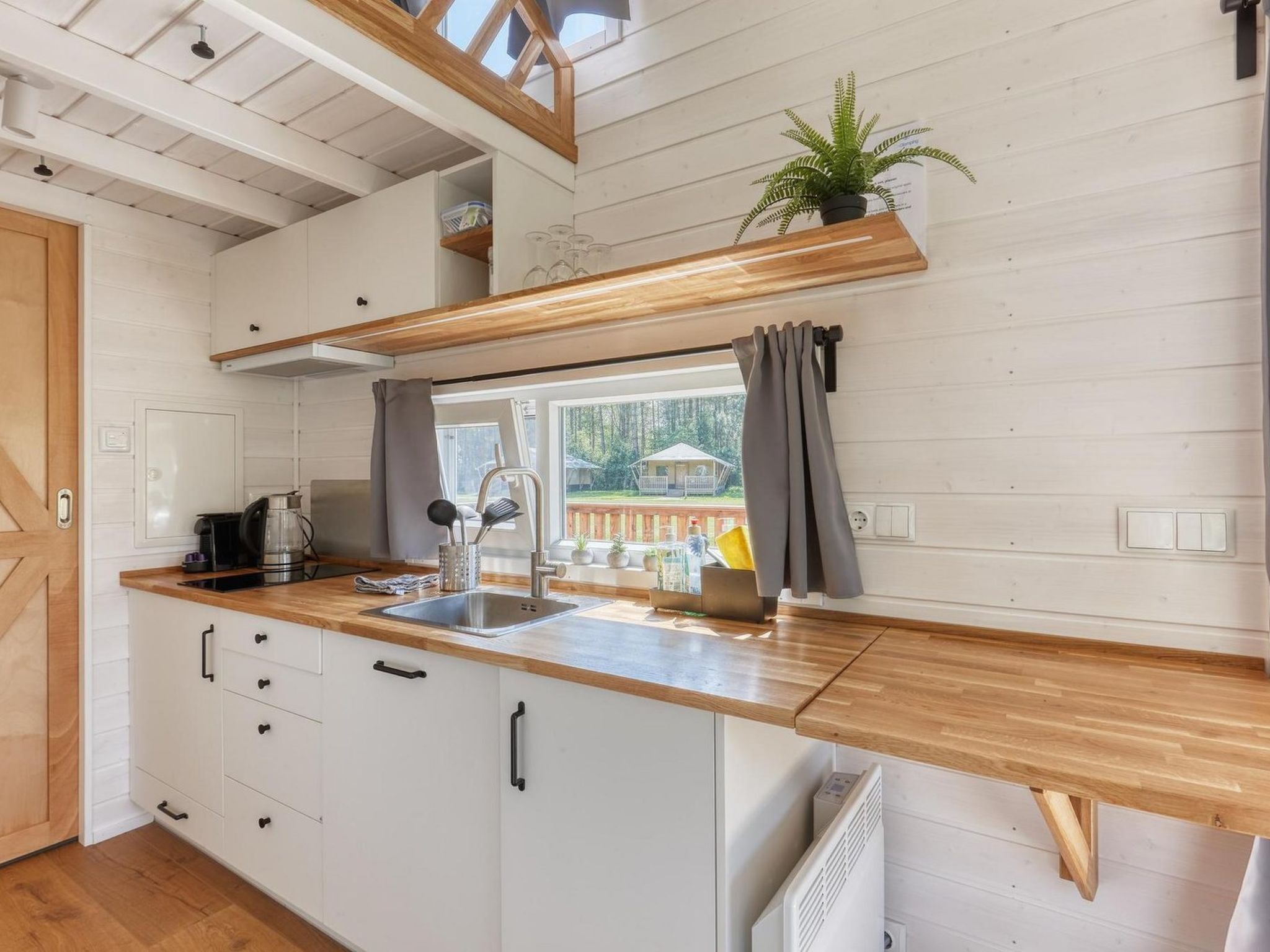 Fridge, cookware/dishes/utensils