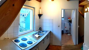A kitchen with a window, a sink, and a stove. - Charming vacation rental in Iptingen—quiet location, convenient access (Wiernsheim)