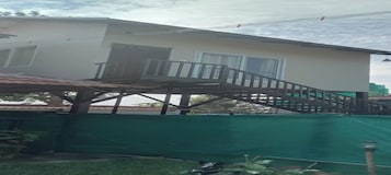 Una casa de dos pisos con una escalera visible que conduce al nivel superior.